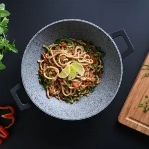 Tigaie Wok cu capac Herzog HR-5230 – 36 cm / 6.2 L | Acoperire cu marmură, mâner Soft Touch, buton pentru aromă, compatibi...