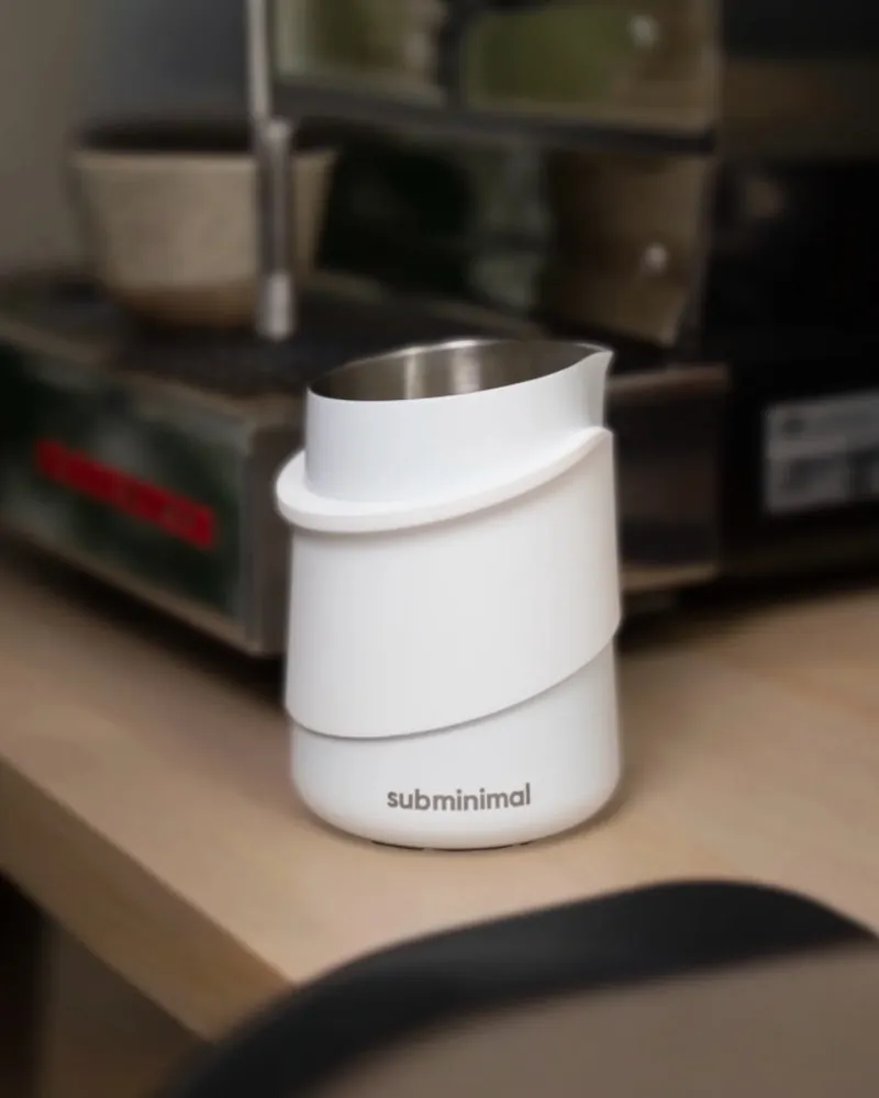 Ulcior de lapte Subminimal FlowTip fără mâner 450 ml - Alb