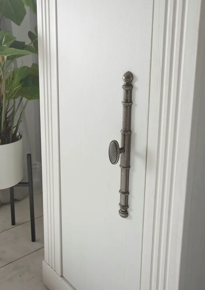 Dulap midi WESTMINSTER în stil romantic cu aspect de lemn, 119 cm inaltime