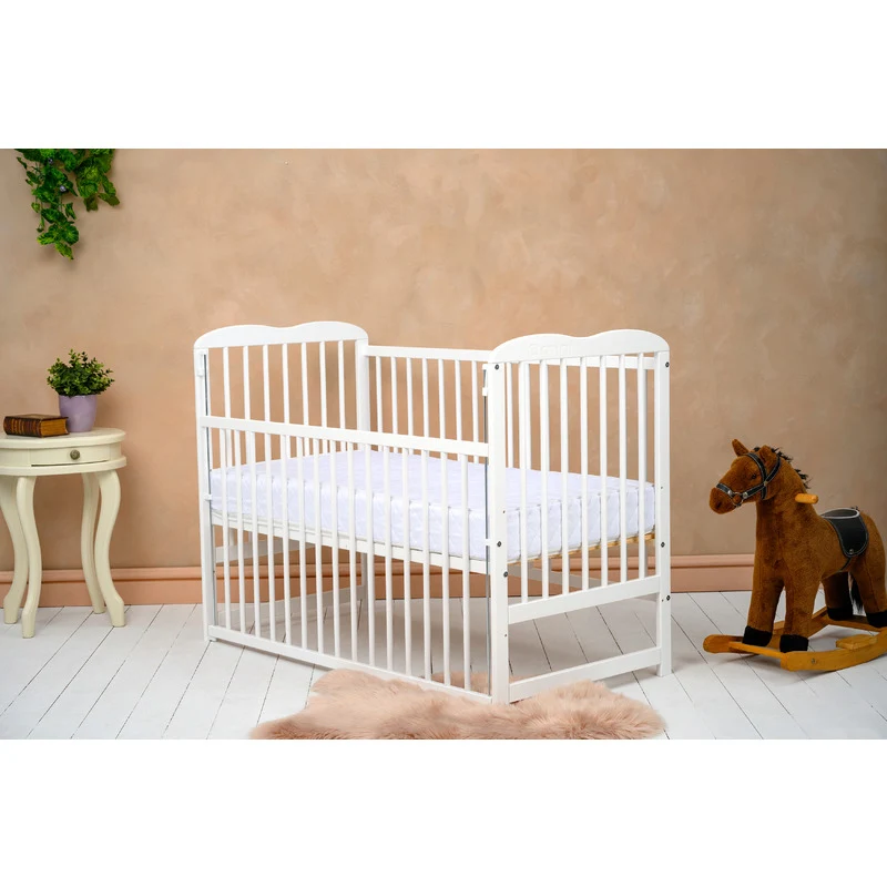 Patut din lemn bebe, 120x60 cm, Cu laterala culisanta, Din lemn de pin, Stabil si rezistent, Inaltime saltea reglabila pe...