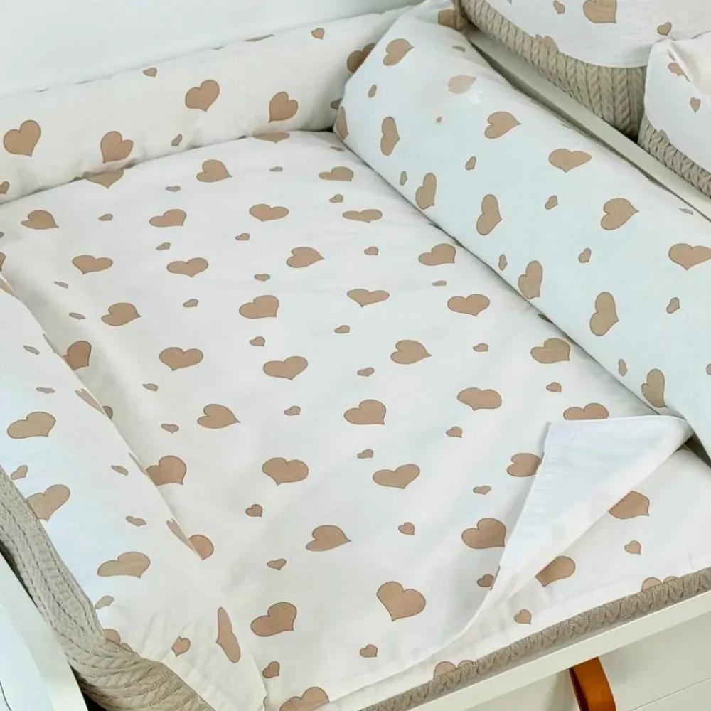 Salteluta Infasat Alba cu Imprimeu Inimioare Bej pentru Cabinet Scandi Ingvart