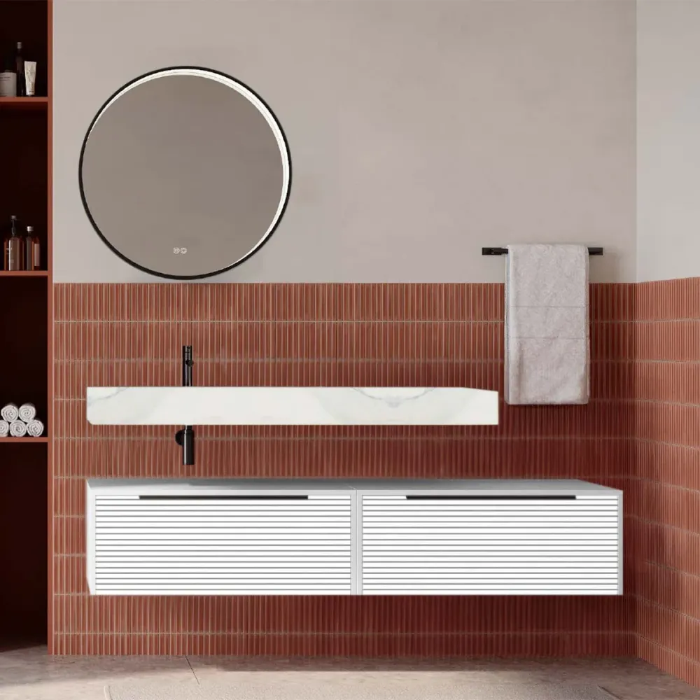 Set mobilier baie suspendat alb mat cu lavoar imitație marmura alba și oglindă, cu riflaje Dogato, 160 cm, SaviniDue Iconica