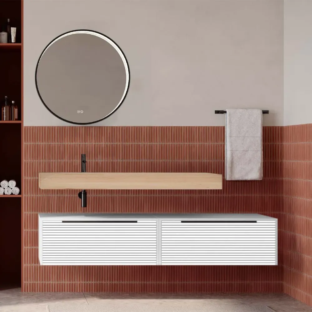 Set mobilier baie suspendat alb mat cu lavoar imitație lemn și oglindă, cu riflaje Dogato, 160 cm, SaviniDue Iconica