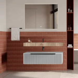 Set mobilier baie suspendat alb mat, riflaje Plissetatto, lavoar imitatie lemn și oglinda, manere negre, 100 cm, SaviniDue...