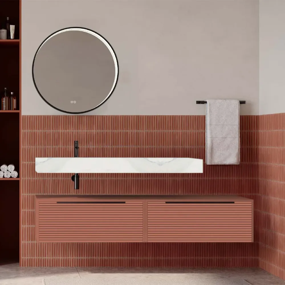 Set mobilier baie suspendat caramiziu mat cu lavoar imitație marmura alba și oglindă, cu riflaje Dogato, 160 cm, SaviniDue...