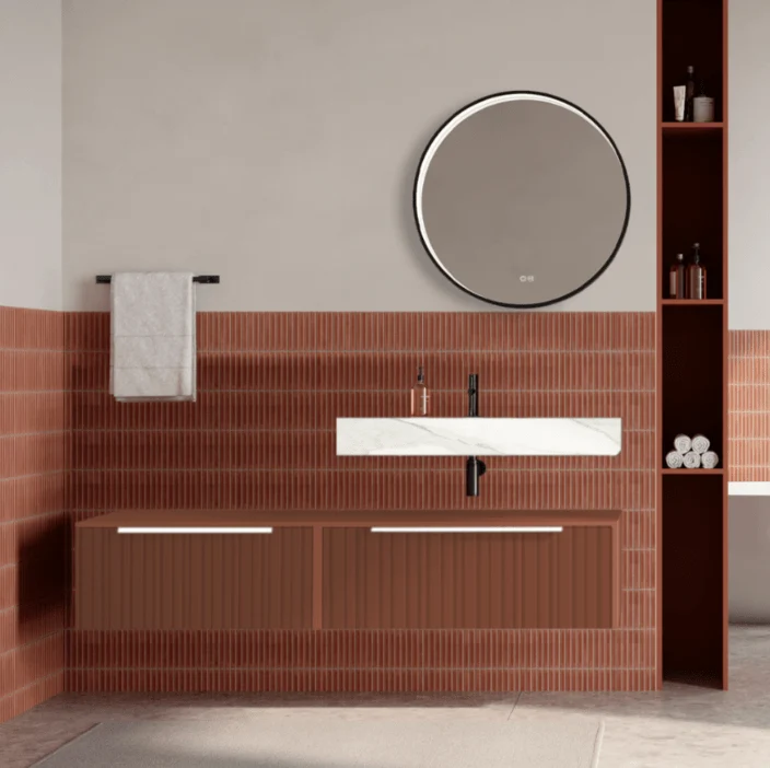 Set mobilier baie suspendat caramiziu, riflaje Plissetatto, lavoar alb si oglinda rotunda, manere albe, 140 cm, SaviniDue...