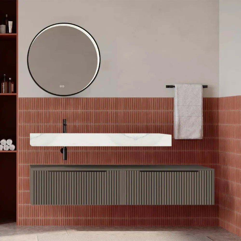 Set mobilier baie suspendat gri cenusiu mat cu lavoar imitație marmura alba și oglindă, cu riflaje cannetatto, 160 cm, Sav...