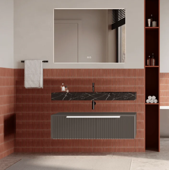 Set mobilier baie suspendat gri cenusiu, riflaje Cannetatto, lavoar negru și oglinda, manere albe, 100 cm, SaviniDue Iconica