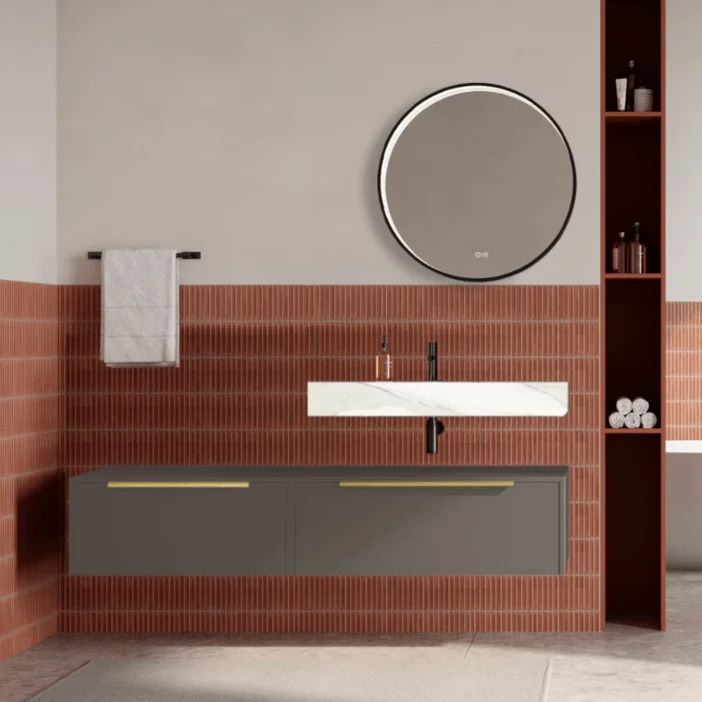 Set mobilier baie suspendat gri cenusiu, lavoar alb si oglinda rotunda, manere aurii, 140 cm, SaviniDue Iconica