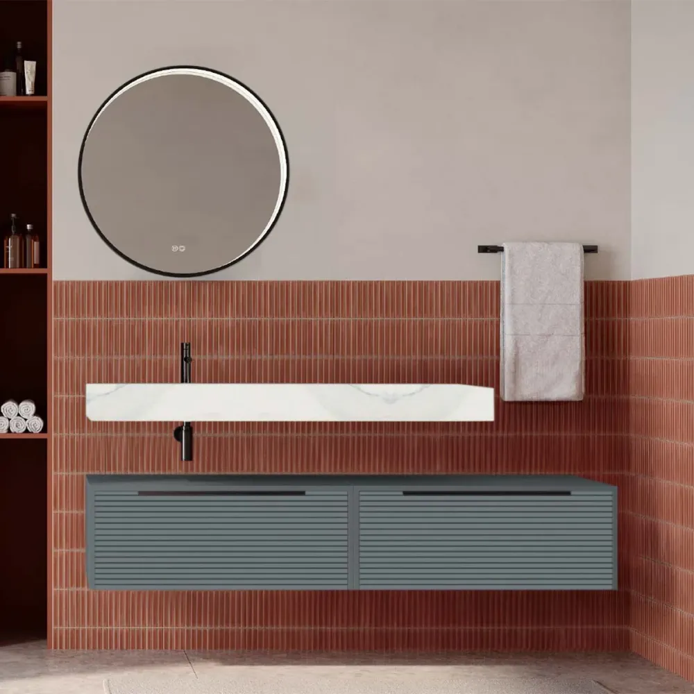 Set mobilier baie suspendat gri mat cu lavoar imitație marmura alba și oglindă, cu riflaje Dogato, 160 cm, SaviniDue Iconica