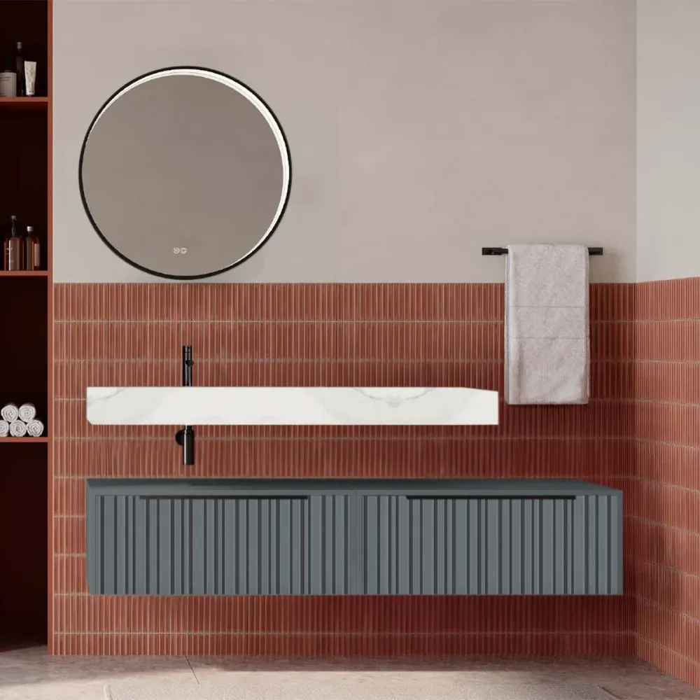 Set mobilier baie suspendat gri mat cu lavoar imitație marmura alba și oglindă, cu riflaje Plissetatto, 160 cm, SaviniDue...
