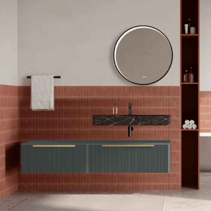 Set mobilier baie suspendat gri mat, riflaje Plissetatto, lavoar negru si oglinda rotunda, manere aurii, 140 cm, SaviniDue...