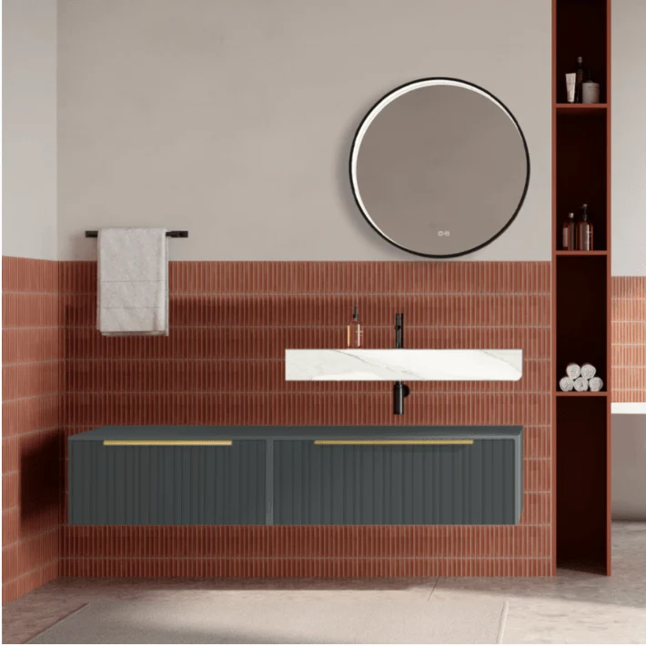Set mobilier baie suspendat gri mat, riflaje Plissetatto, lavoar alb si oglinda rotunda, manere aurii, 140 cm, SaviniDue I...