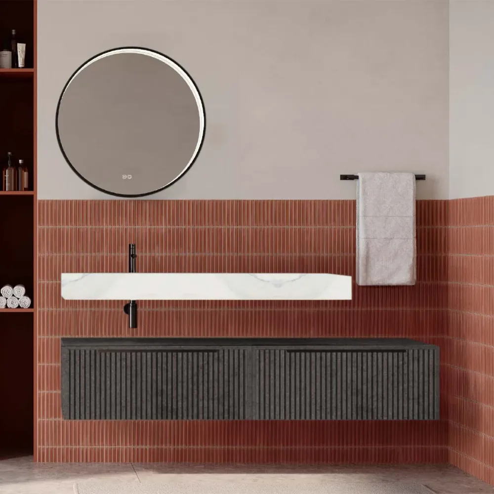 Set mobilier baie suspendat gri urban mat cu lavoar imitație marmura alba și oglindă, cu riflaje cannetatto, 160 cm, Savin...