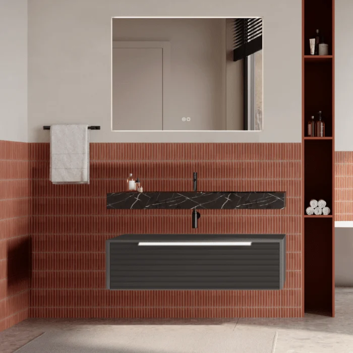 Set mobilier baie suspendat gri urban, riflaje Dogato, lavoar negru și oglinda, manere albe, 100 cm, SaviniDue Iconica