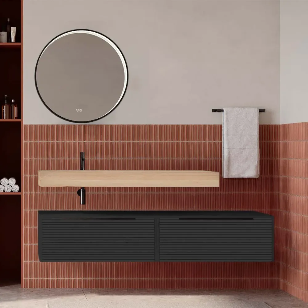 Set mobilier baie suspendat negru mat cu lavoar imitație lemn și oglindă, cu riflaje Dogato, 160 cm, SaviniDue Iconica