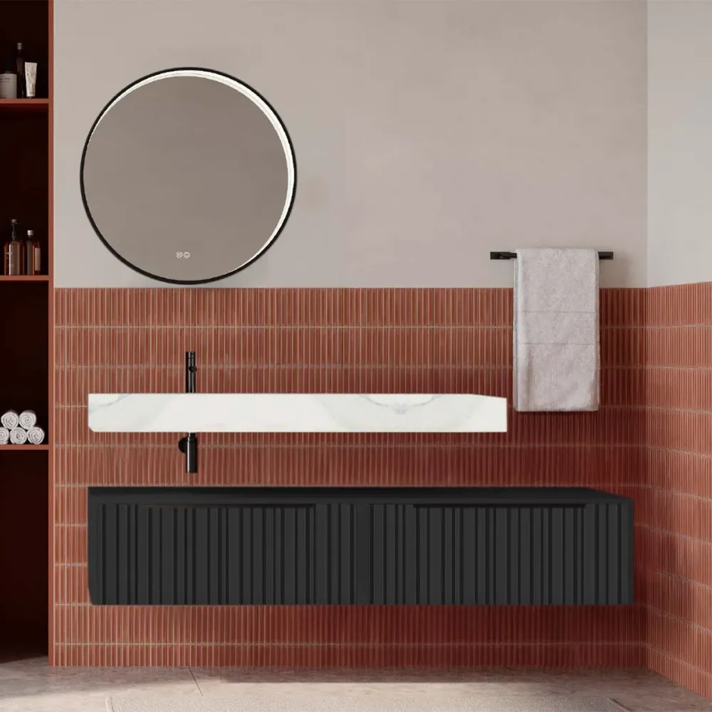 Set mobilier baie suspendat negru mat cu lavoar imitație marmura alba și oglindă, cu riflaje Plissetatto, 160 cm, SaviniDu...