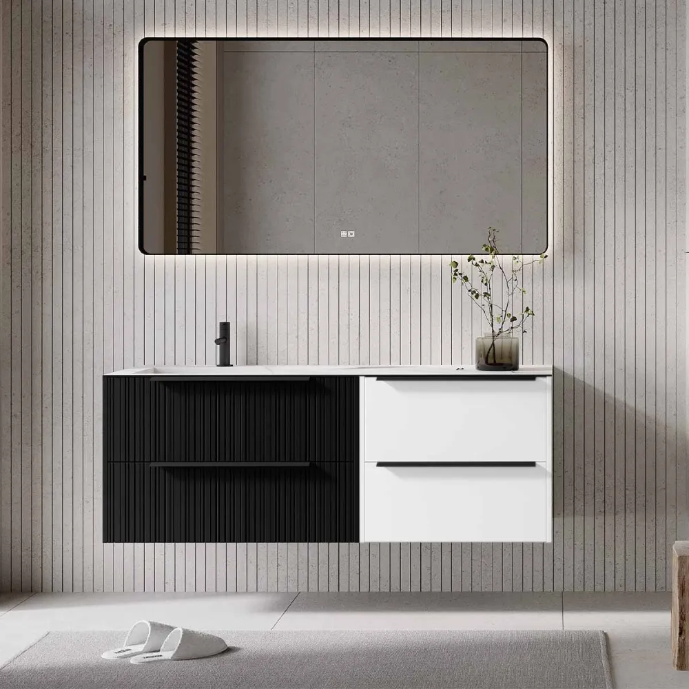Set mobilier baie suspendat negru mat cu alb mat, lavoar imitație marmura alba și oglindă, cu riflaje Plissetatto, 140 cm,...