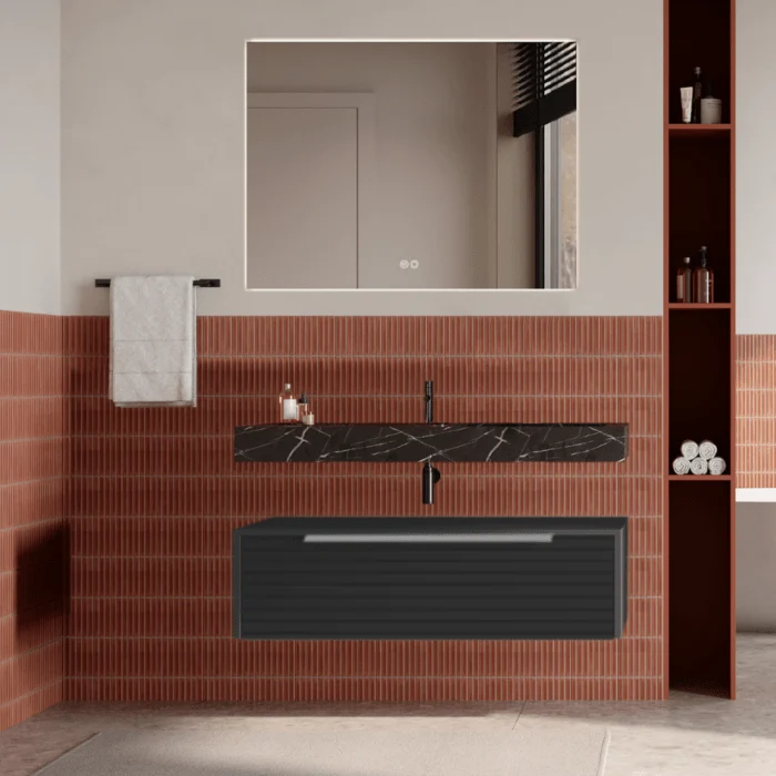 Set mobilier baie suspendat negru mat, riflaje Dogato, lavoar negru și oglinda, manere otel inoxidabil, 100 cm, SaviniDue...
