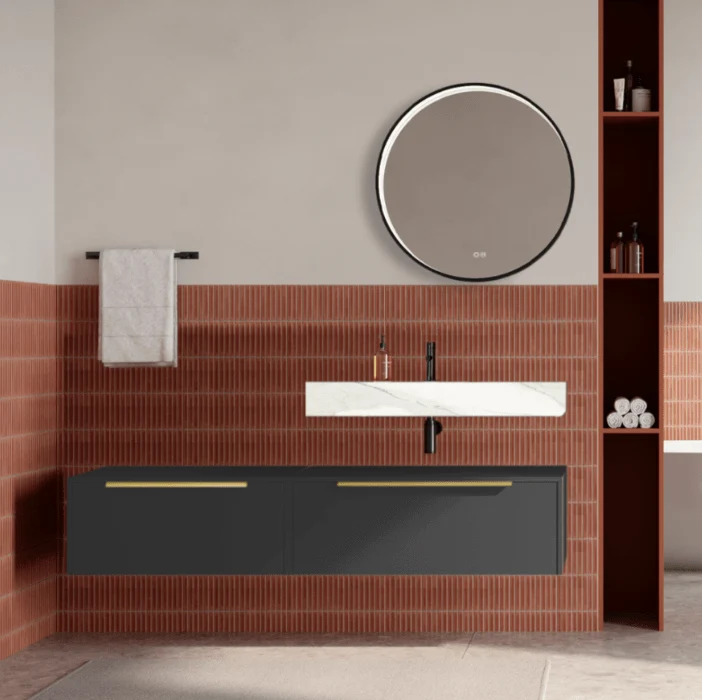 Set mobilier baie suspendat negru mat, lavoar alb si oglinda rotunda, manere aurii, 140 cm, SaviniDue Iconica