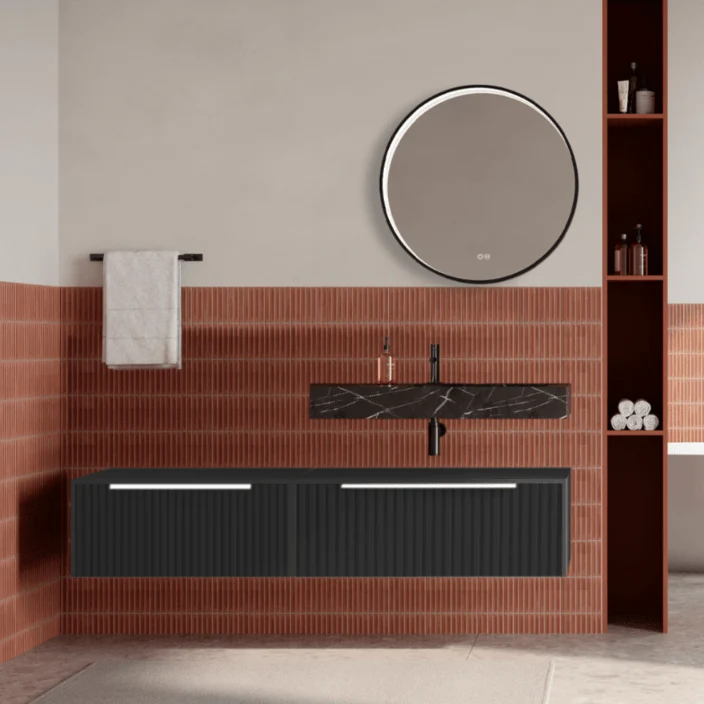 Set mobilier baie suspendat negru mat, riflaje Cannetatto, lavoar negru si oglinda rotunda, manere albe, 140 cm, SaviniDue...