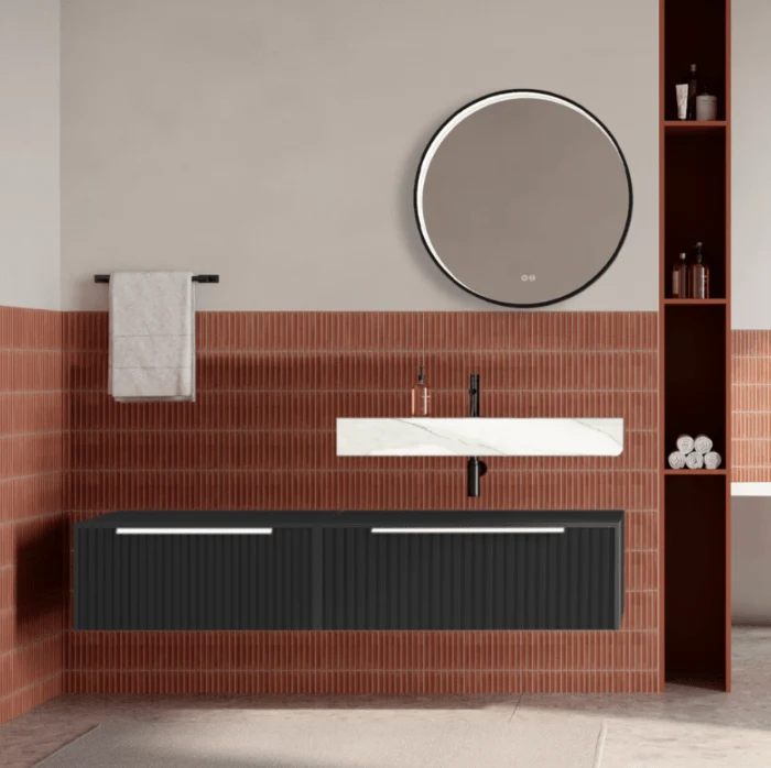 Set mobilier baie suspendat negru mat, riflaje Cannetatto, lavoar alb si oglinda rotunda, manere albe, 140 cm, SaviniDue I...