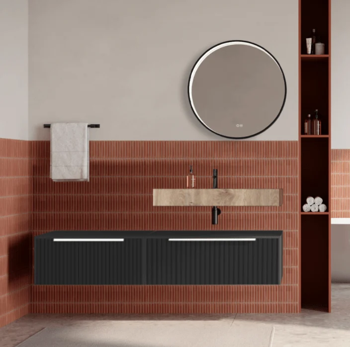 Set mobilier baie suspendat negru mat, riflaje Cannetatto, lavoar imitatie lemn si oglinda rotunda, manere albe, 140 cm, S...