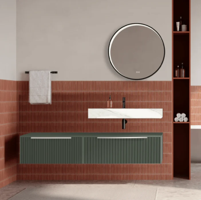 Set mobilier baie suspendat verde salvie, riflaje Cannetatto, lavoar alb si oglinda rotunda, manere crom, 140 cm, SaviniDu...