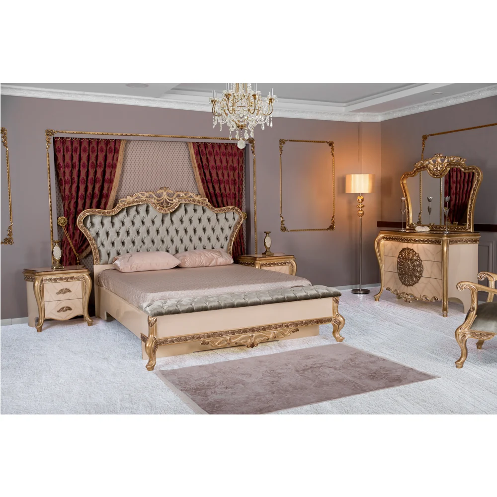 Set Dormitor Classic Lux Regal – Pat, Banchetă, Noptiere, Dulap Spațios, Comodă cu Oglindă, Consolă TV – Crem Patină Aurie...
