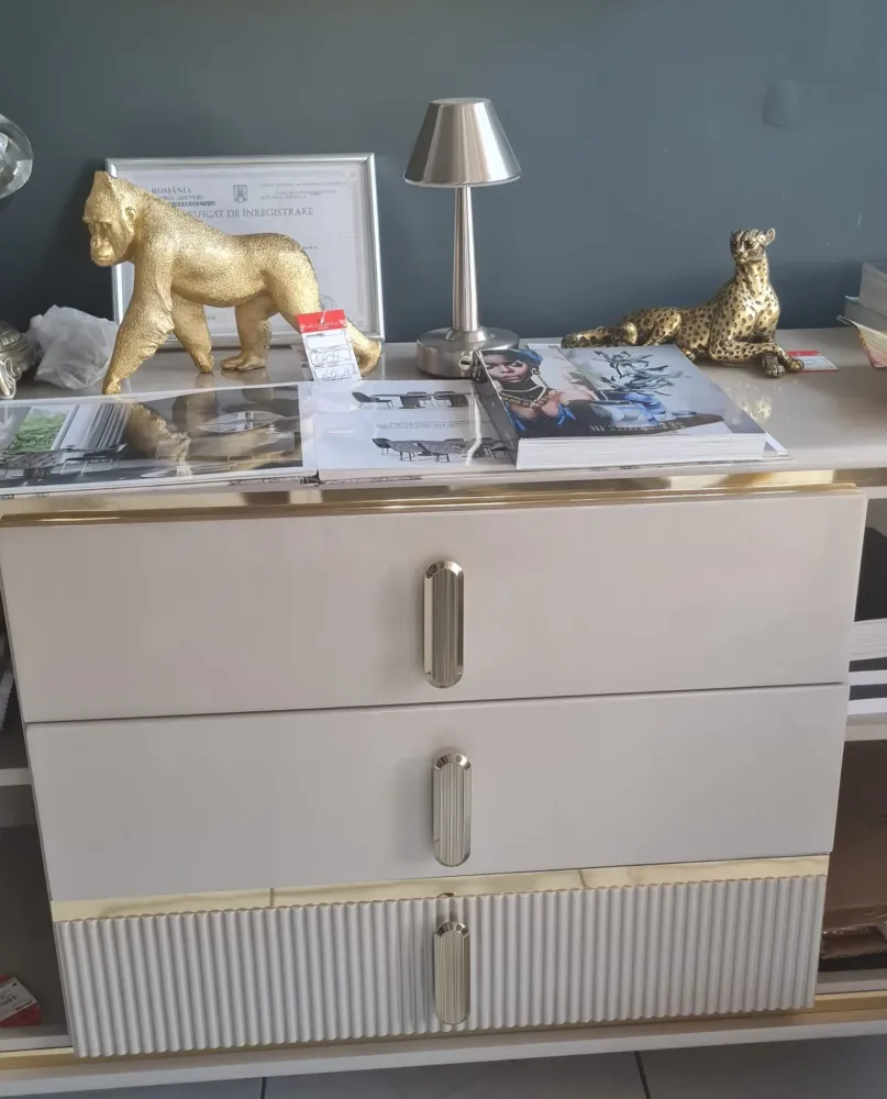 Consolă STAR ASI HOME, 220 cm, design futurist crem & auriu, MDF texturat, blat tip marmură, 6 compartimente