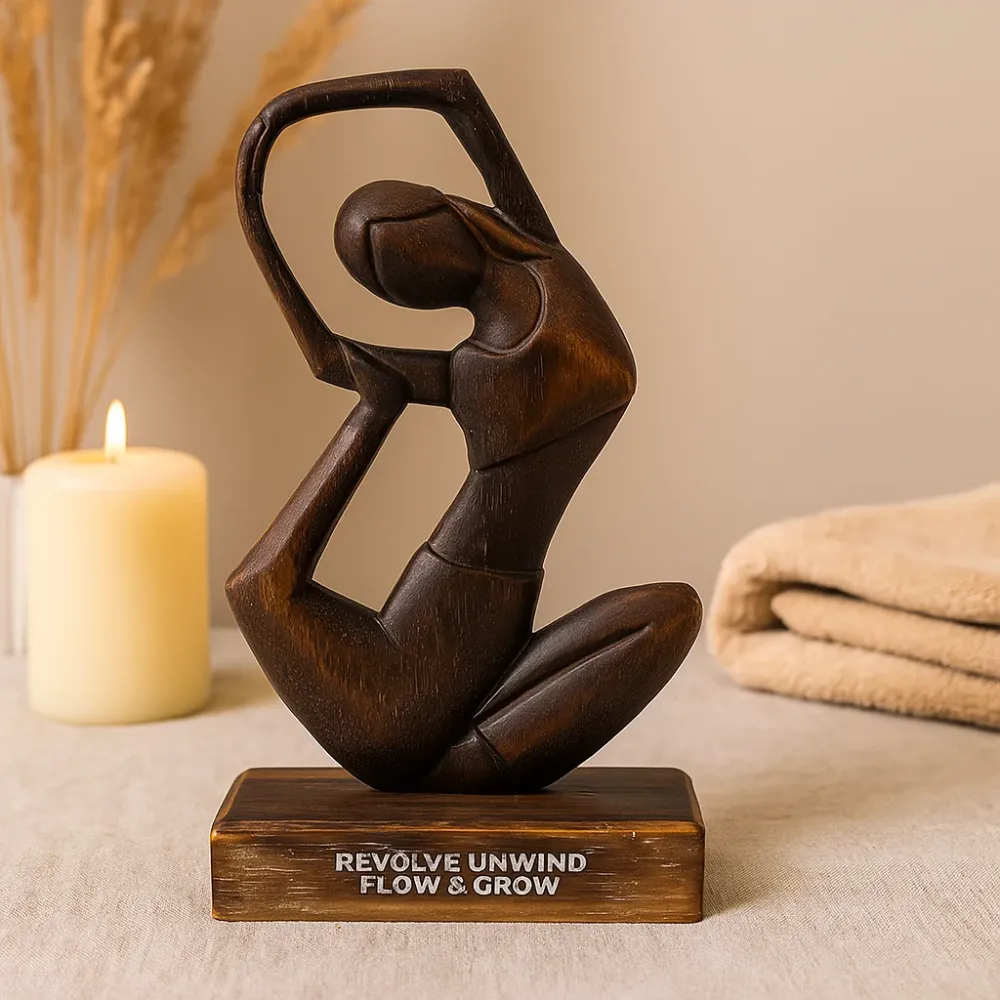 Sculptură din lemn femeii în yoga, poziția răsucită